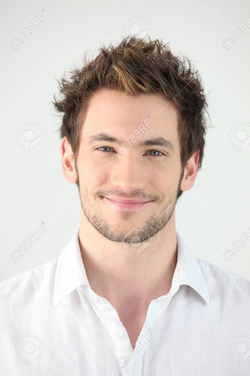 15411924-portret-uśmiechnięty-człowiek-studio-shot